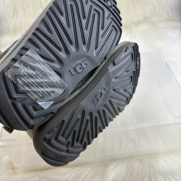 UGG CHUNKKA Kids Charcoal Suede Boots - Picture 8 of 9